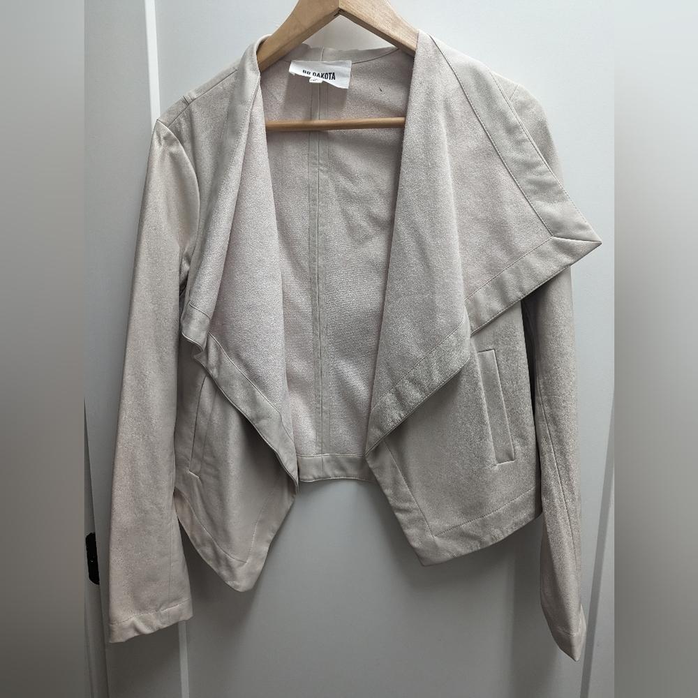 Short cream leather shawl collar jacket. Medium.